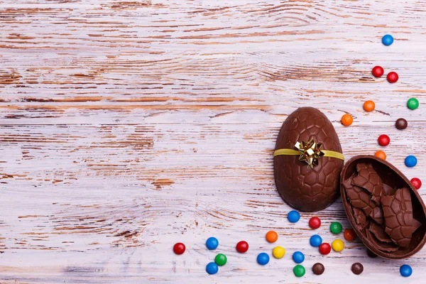 Čokoládová Velikonoční Vejce Barevné Bonbóny Světle Dřevěnou Pozadí Sladkosti Pro — Stock fotografie