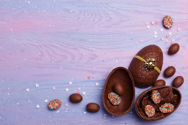 Čokoládová Velikonoční Vejce Barevné Bonbóny Pozadí Dřevěná Levandule Kopie Prostoru — Stock fotografie