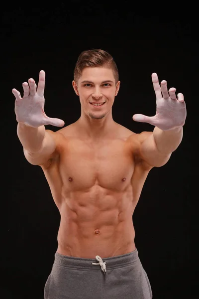 Mężczyzna Przystojny Sportowiec Idealnym Ciałem Rozmazuje Ręce Białym Proszkiem Pojęcie — Zdjęcie stockowe