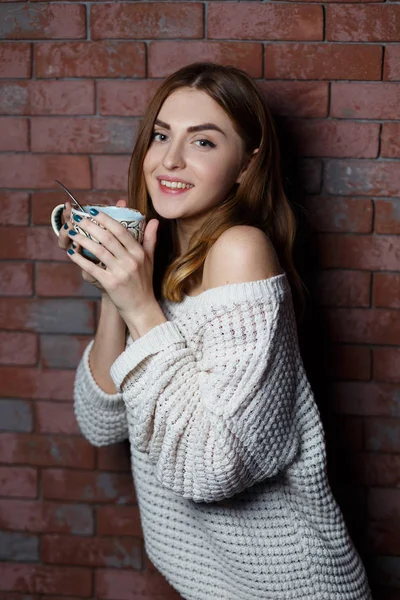 Молода Красива Жінка Чашку Кави Кафе Фоні Червоної Цегляної Стіни — стокове фото