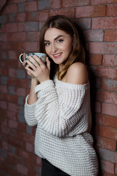 Ung Vacker Kvinna Som Dricker Kopp Kaffe Kaféet Ett Rött — Stockfoto