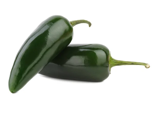 两个明亮的青椒被隔离在白色的背景上 有机蔬菜富含维生素概念 — 图库照片