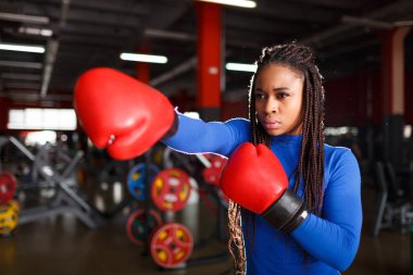 kadın boksör bir spor salonunda eğitiyor