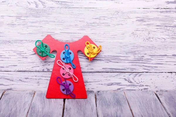 Figuras geométricas coloridas no fundo de madeira. Conceito de jogo . — Fotografia de Stock