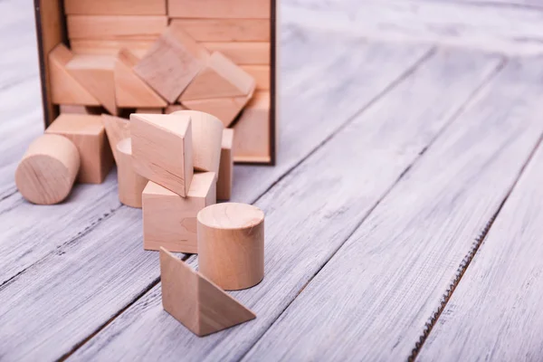 Figuras geométricas de madeira na caixa de madeira. Conceito de educação . — Fotografia de Stock