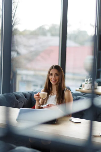 Усміхнена Брюнетка Бізнес Леді Хорошому Настрої Чашкою Кави Сидячи Кафе — стокове фото