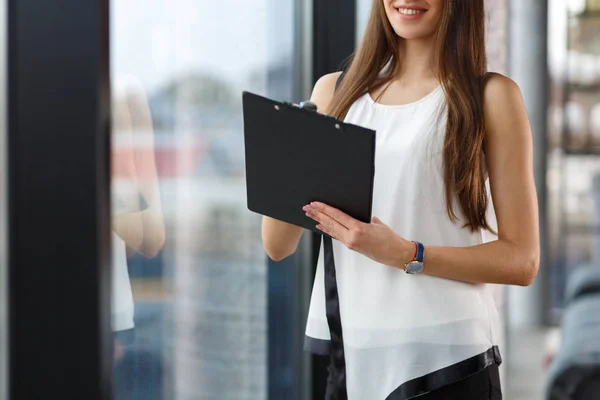 Una Mujer Joven Elegante Con Una Carpeta Negra Sobre Fondo — Foto de Stock