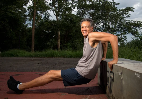 Homem Sênior Fazendo Exercícios Tríceps Livre — Fotografia de Stock