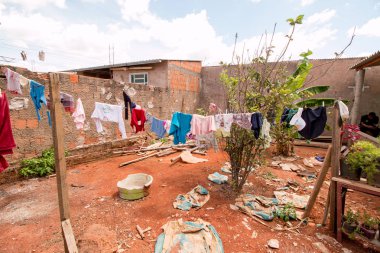 Planaltina, Goias, Brezilya, 25 Ekim 2019: Planaltina Yoksul Topluluğu 'nda giysiler kurutulmak üzere bir hatta asılı.. 