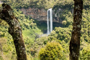 Brezilya 'nın Rio Grande do Sul eyaletindeki Canela ve Gramado kasabaları yakınlarındaki Caracol Parkı' nda güzel Caracol Şelalesi.