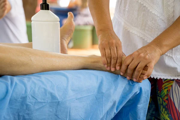 Massage Therapist Massaging Women Foot Outdoor Spa Park — Stock Photo, Image