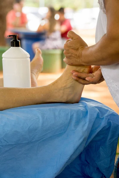 Massage Therapist Massaging Women Foot Outdoor Spa Park — Stock Photo, Image