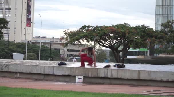 Brasilia Brasilien November 2019 Hjemløs Kvinde Vasker Sit Tøj Ved – Stock-video