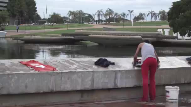 Brasilia Βραζιλία Νοεμβρίου 2019 Άστεγη Γυναίκα Πλένει Ρούχα Της Δημόσιο — Αρχείο Βίντεο