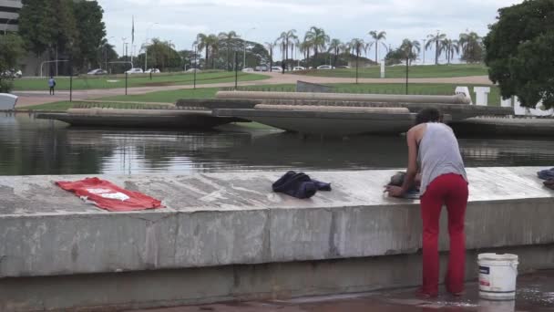 Brasilia Brasil Noviembre 2019 Mujer Sin Hogar Lavando Ropa Una — Vídeo de stock