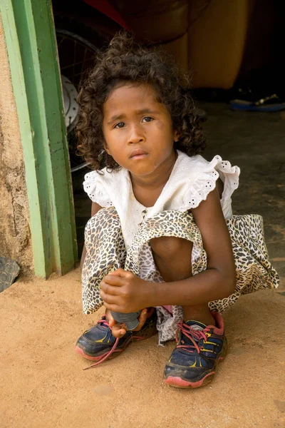 Planaltina Goiás Brasil Novembro 2019 Pobre Menina Agachando Frente Sua — Fotografia de Stock