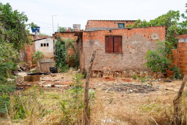 Planaltina, Gois, Brezilya-28 Nisan 2018: Brezilya genelinde yaygın olarak rastlanan son derece yoksul konut koşulları. 