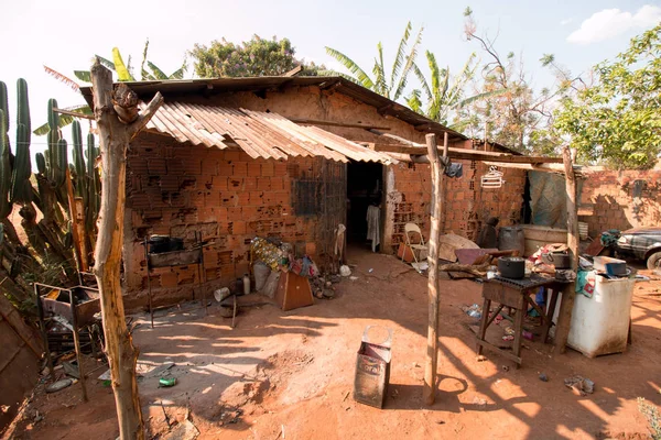 Planaltina, Goias, Brezilya-28 Nisan 2018: Brezilya genelinde yaygın olarak rastlanan son derece yoksul konut koşulları. 