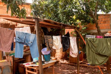 Planaltina, Goias, Brezilya-14 Eylül 2019: Planaltina 'da fakir bir ailenin arka bahçesinde çamaşır ipine asılı elbiseler