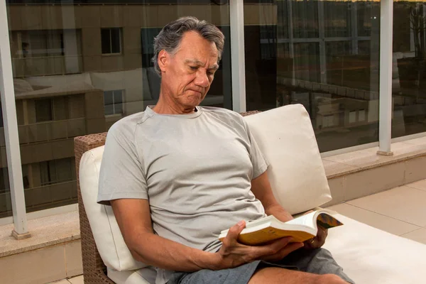 Man Relaxing Lounger Reading Book — Stock Photo, Image