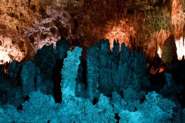 Stalactites & Stalagmit- Carlsbad Mağarası New Mexico 'nun derinliklerindeki birçok odadan biri