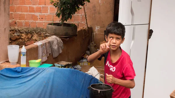 Planaltina Goias Brazílie Února 2020 Mladý Chlapec Sbírající Vodu Vany — Stock fotografie