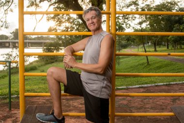 Fitness Park 'ta antrenman yaptıktan sonra dinleniyor.