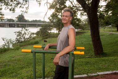 Fitness Park 'ta antrenman yaptıktan sonra dinleniyor.