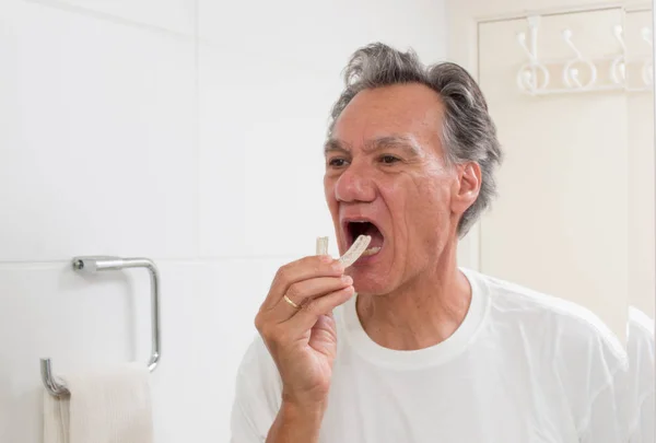 . Adam Aynanın Önüne Gece Bekçisini koyuyor