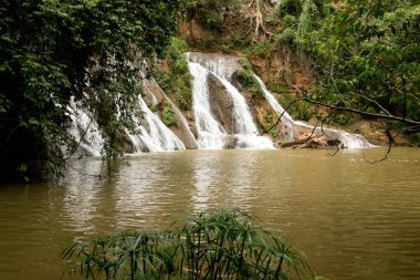 Cachoeira Paraiso do Cerrado olarak bilinen Şelale, Brezilya 'nın Goias eyaletindeki Mambia ve Damianopolis şehrinin yakınlarında yer almaktadır.. 