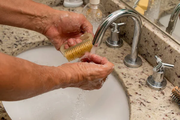 Homem Lavando Mãos Com Uma Escova Esfrega Sabão Água Dissipador — Fotografia de Stock
