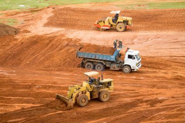 Brasilia, Brezilya-12 Mart 2020: Noroeste 'nin kuzeybatısındaki yeni bir benzin istasyonu için Ağır Görev Makineleri Kırma Sahası. 