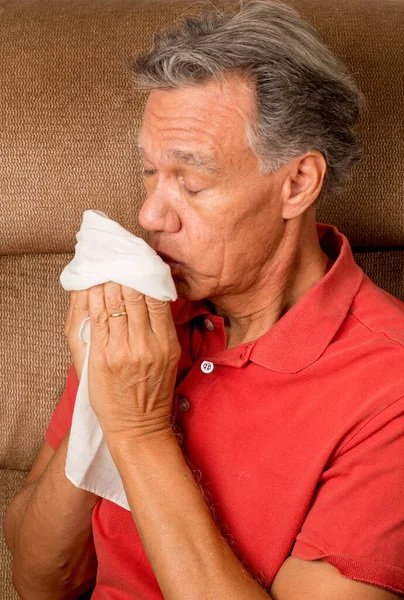 Hombre Con Gripe Estornudando Pañuelo Casa — Foto de Stock