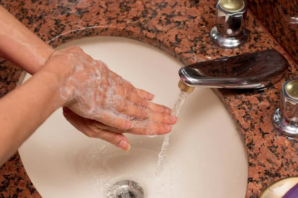 Wanita Sedang Mencuci Tangannya Dengan Sabun Dan Air Dalam Bak — Stok Foto