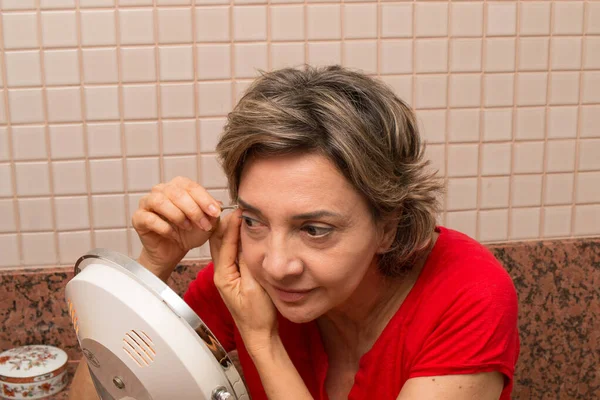 Mulher Colando Suas Sobrancelhas Com Par Pinças Frente Espelho Iluminado — Fotografia de Stock