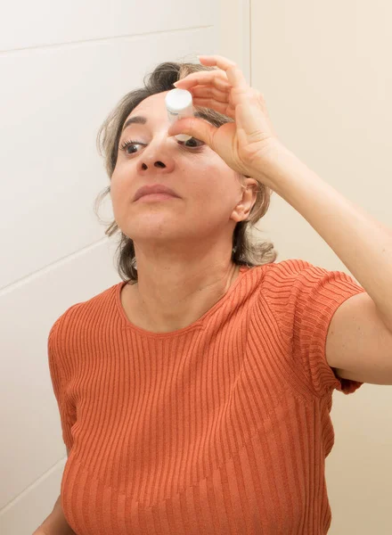 Mujer Aplicando Gotas Ojo Ojo — Foto de Stock
