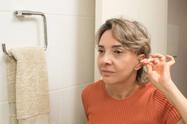 Mujer Limpiando Sus Oídos Con Hisopo Algodón — Foto de Stock