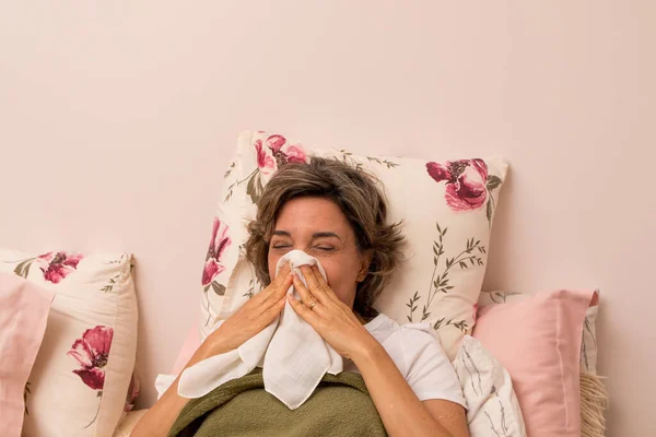 Mujer Enferma Cama Con Gripe Sonándose Nariz Pañuelo — Foto de Stock