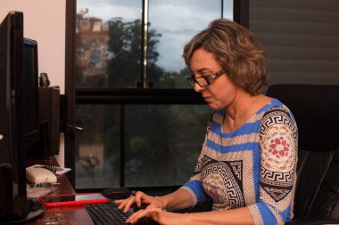 Kişisel Bilgisayarında Evden Çalışan Kadın.