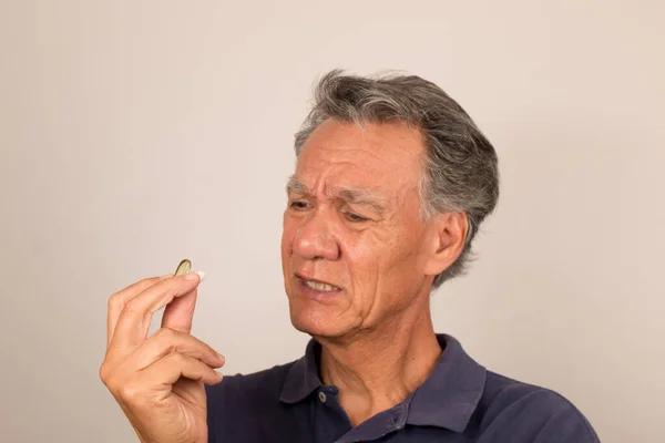 Hombre Mayor Sosteniendo Vitaminas Medicamentos Mano Contemplando Tomarlos — Foto de Stock