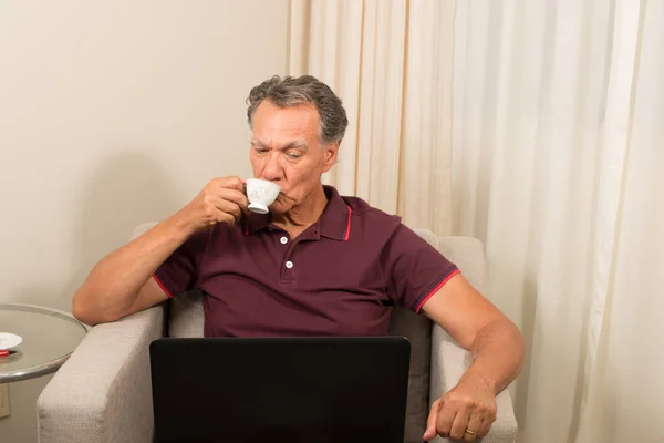 Man Working Home His Laptop Computer Drinking Coffee — Stock Photo, Image