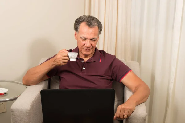 Man Working Home His Laptop Computer Drinking Coffee — Stock Photo, Image