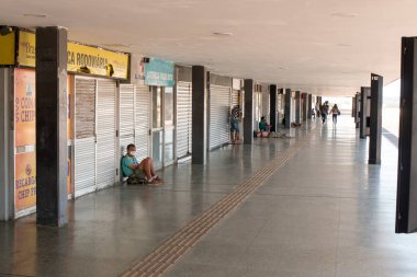 Brasilia, Brezilya-28 Nisan 2020: Coronavirus salgını nedeniyle şehir merkezindeki otobüs durağındaki iş geçici olarak durduruldu