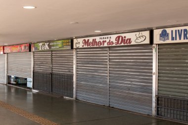 Brasilia, Brezilya-28 Nisan 2020: Coronavirus salgını nedeniyle şehir merkezindeki otobüs durağındaki iş geçici olarak durduruldu