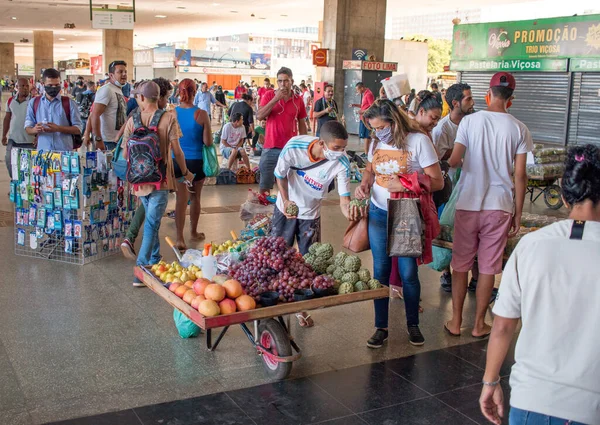 Brasilia Brazil April 2020 Dodavatel Potravin Masce Prodávající Ovoce Ženě — Stock fotografie