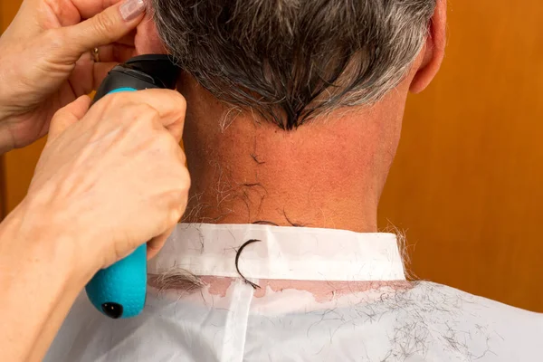 Hombre Con Pelo Cortado Nuca Cabeza Con Una Navaja Eléctrica — Foto de Stock