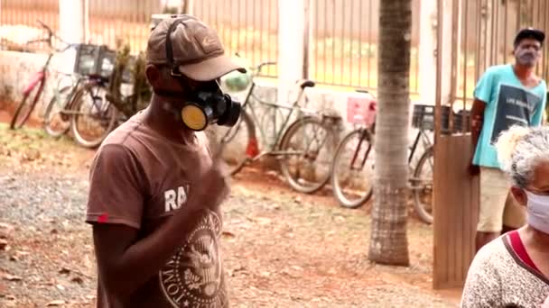 Planaltina Goiás Brasil Maio 2020 Homem Usando Máscara Protetora Enquanto — Vídeo de Stock
