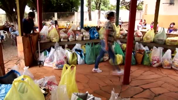 2020年5月16日ブラジル ガイアス州プランティーナ 地元の養育センターで貧しい人々に配布されるのを待っている食品の袋 — ストック動画