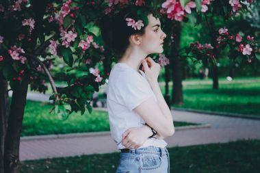 Kız çiçek açması tree yakınındaki.