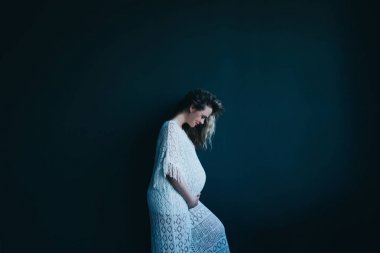 hamile kadın koyu arka plan üzerinde.